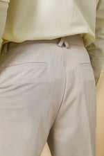 מכנס נינוח במראה מחויט בצבע בז'