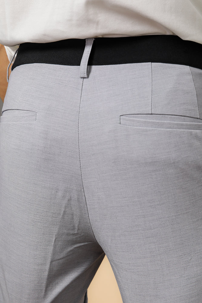 מכנס נינוח במראה מחויט עם גומי בצבע אפור