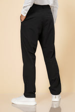 מכנס נינוח במראה מחויט עם גומי בצבע שחור