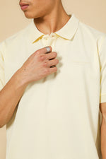 חולצה פולו פיקה בייסיק בצבע צהוב בננה