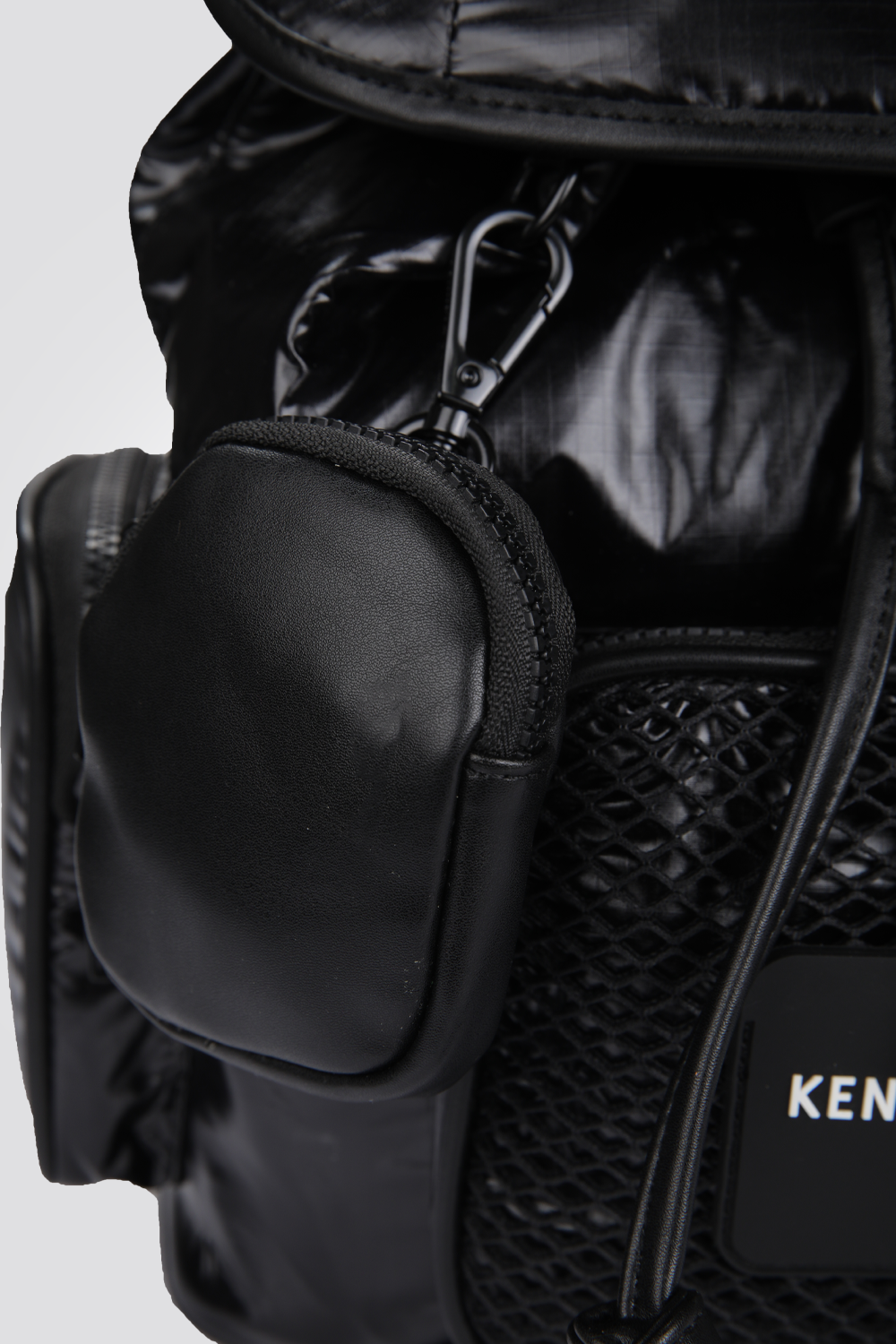 תיק גב לנשים בצבע שחור 