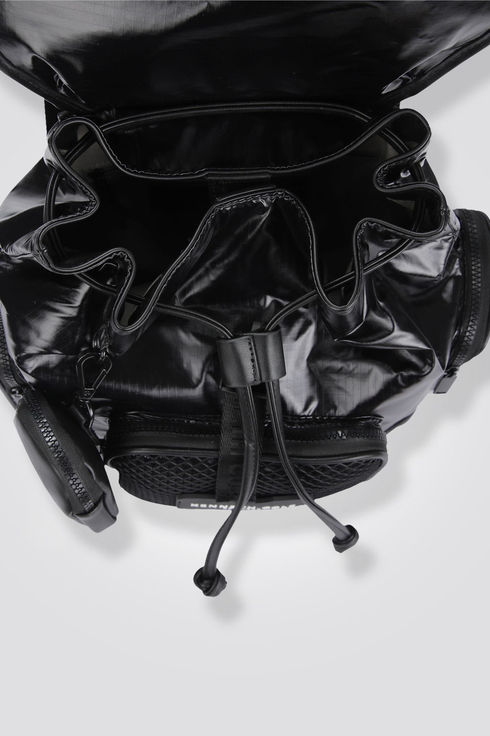 תיק גב לנשים בצבע שחור 