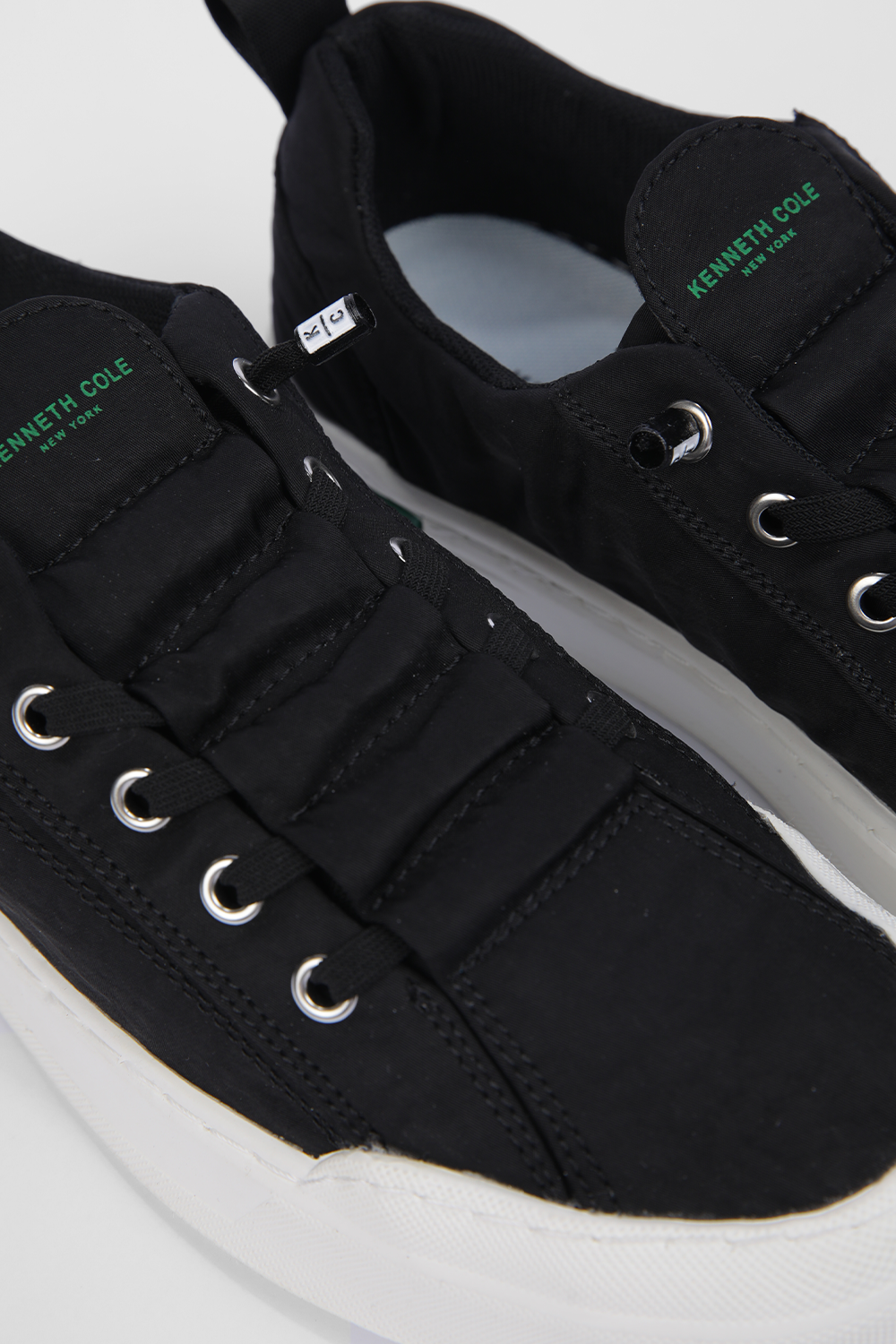 סניקרס גבר בצבע שחור