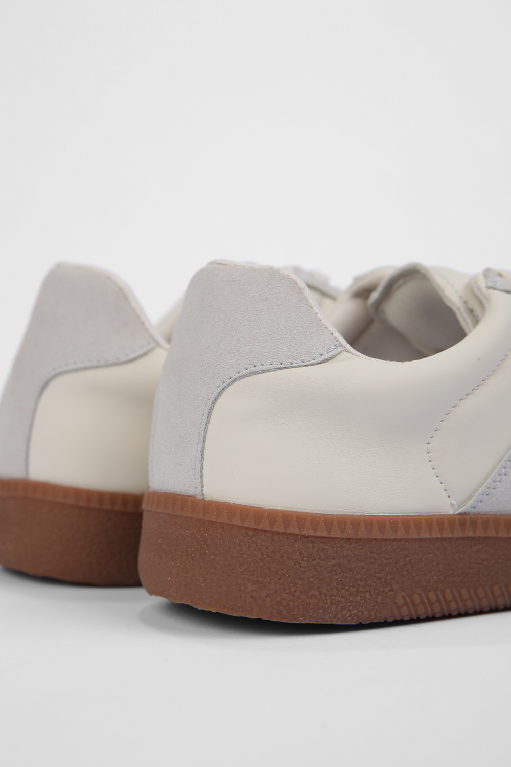 נעלי הליכה נשים בצבע בז' ואפור