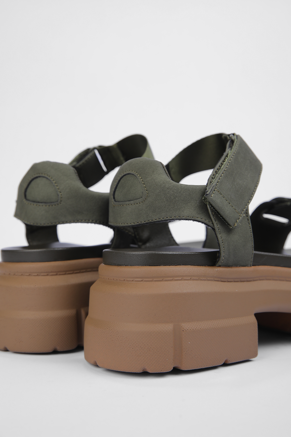 סנדל נשים בצבע ירוק זית