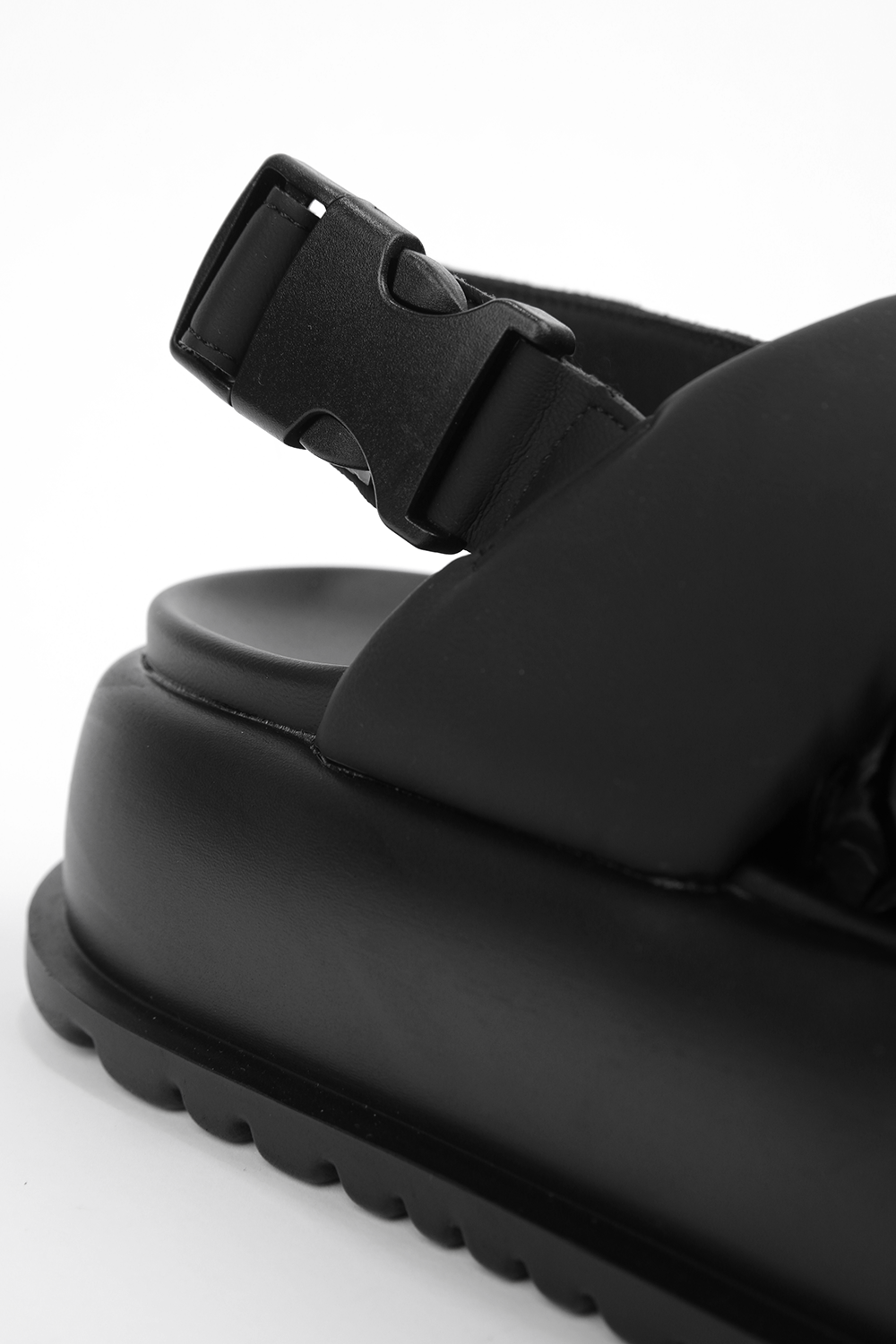 סנדל פלטפורמה נשים בצבע שחור