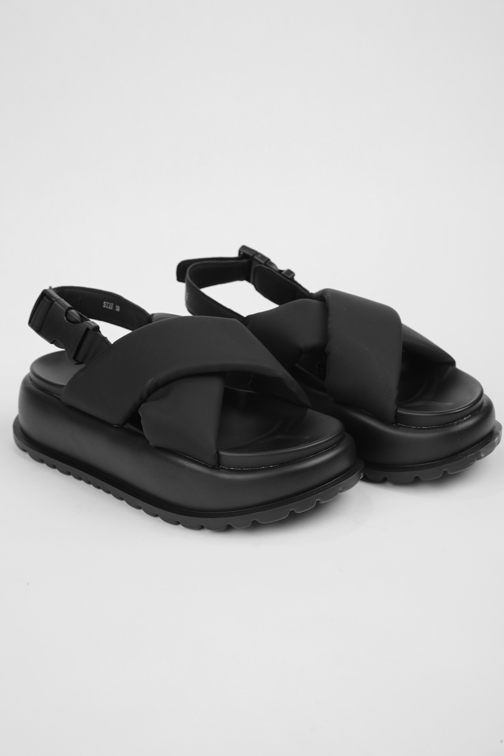 סנדל פלטפורמה נשים בצבע שחור