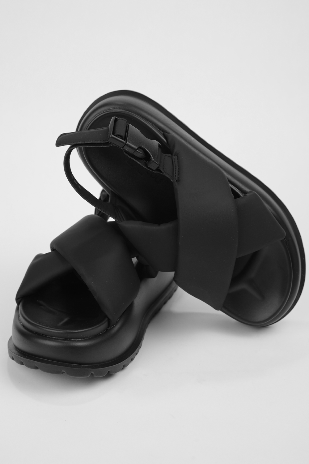 סנדל פלטפורמה נשים בצבע שחור