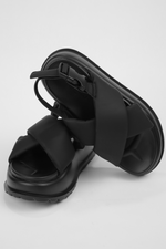 סנדל פלטפורמה נשים בצבע שחור