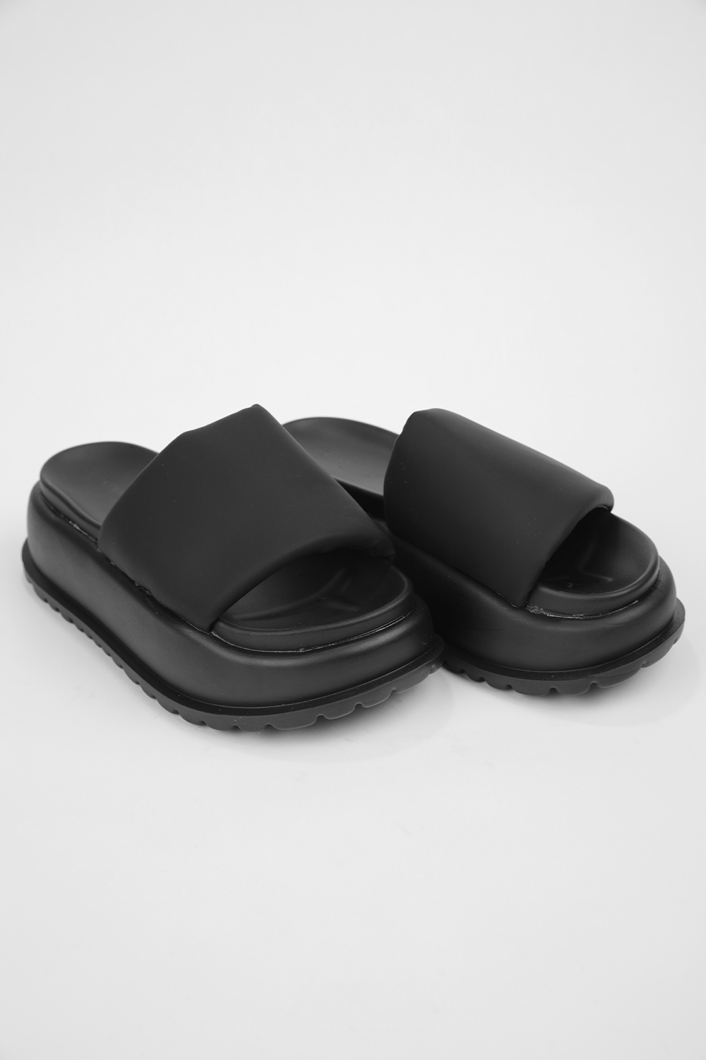 כפכף פלטפורמה נשים בצבע שחור