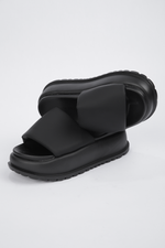 כפכף פלטפורמה נשים בצבע שחור