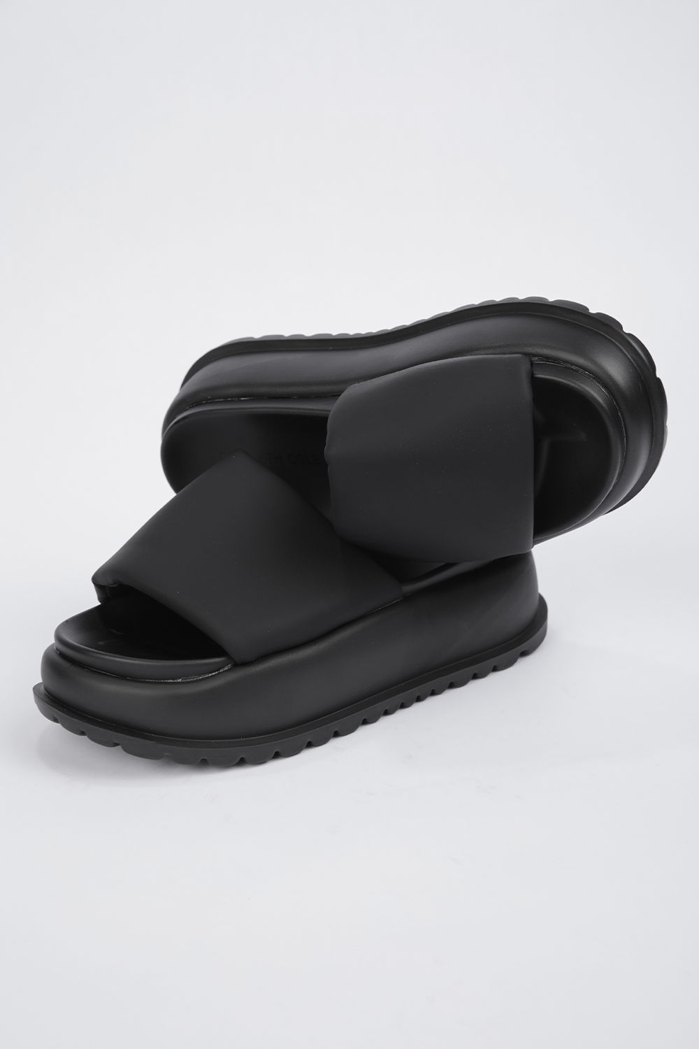 כפכף פלטפורמה נשים בצבע שחור