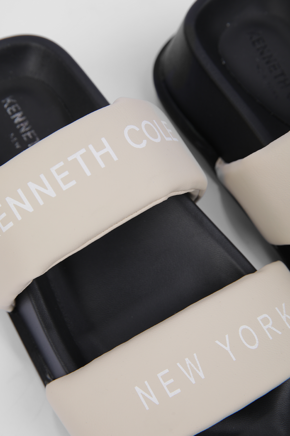 כפכף נשים בצבע שחור לבן