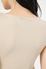 טופ אלסטי מפתח עמוק בצבע מוקה