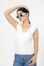 טופ אלסטי מפתח עמוק בצבע לבן