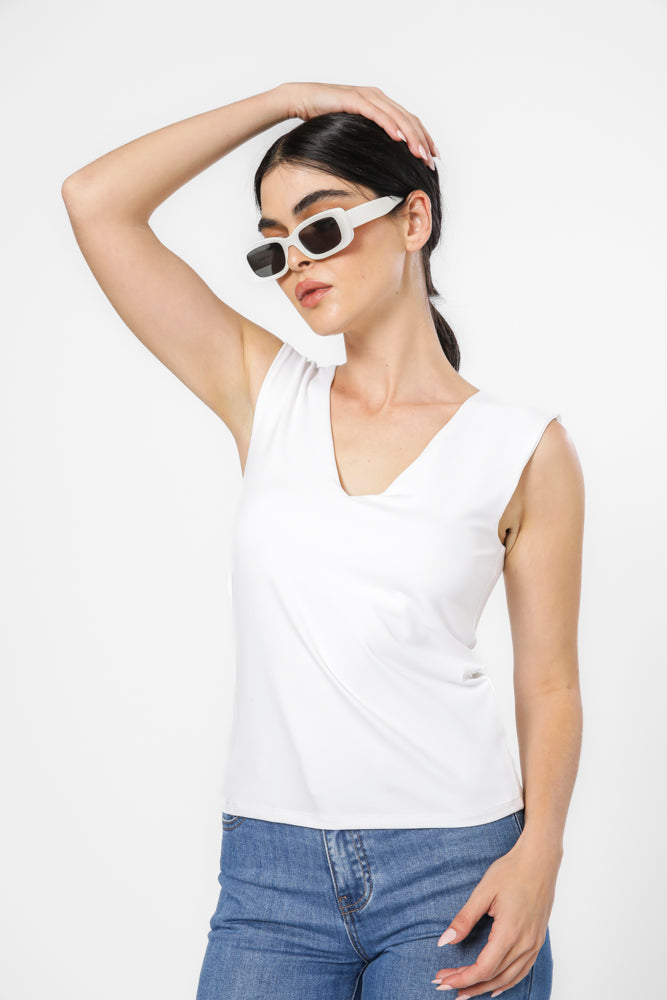 טופ אלסטי מפתח עמוק בצבע לבן