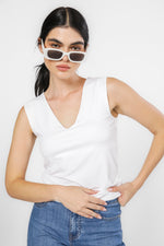 טופ אלסטי מפתח עמוק בצבע לבן