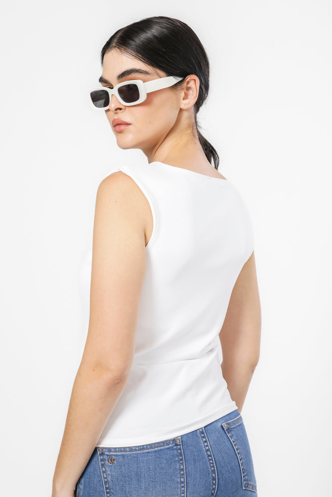 טופ אלסטי מפתח עמוק בצבע לבן