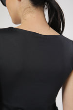 טופ אלסטי מפתח עמוק בצבע שחור