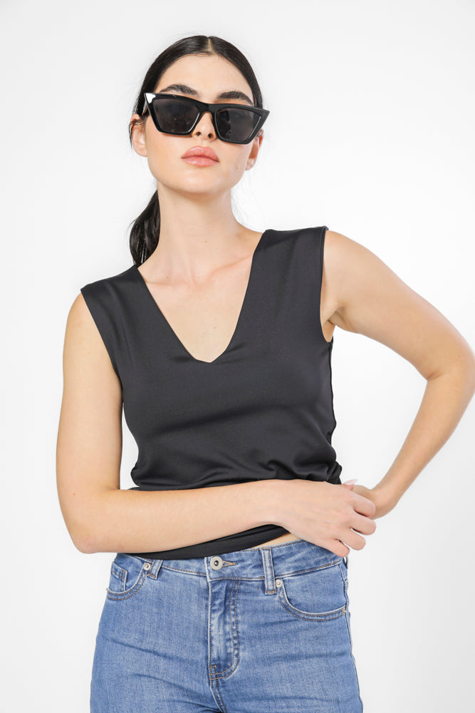 טופ אלסטי מפתח עמוק בצבע שחור