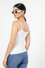 טופ אלסטי כתפיות בצבע לבן