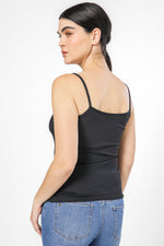 טופ אלסטי כתפיות בצבע שחור