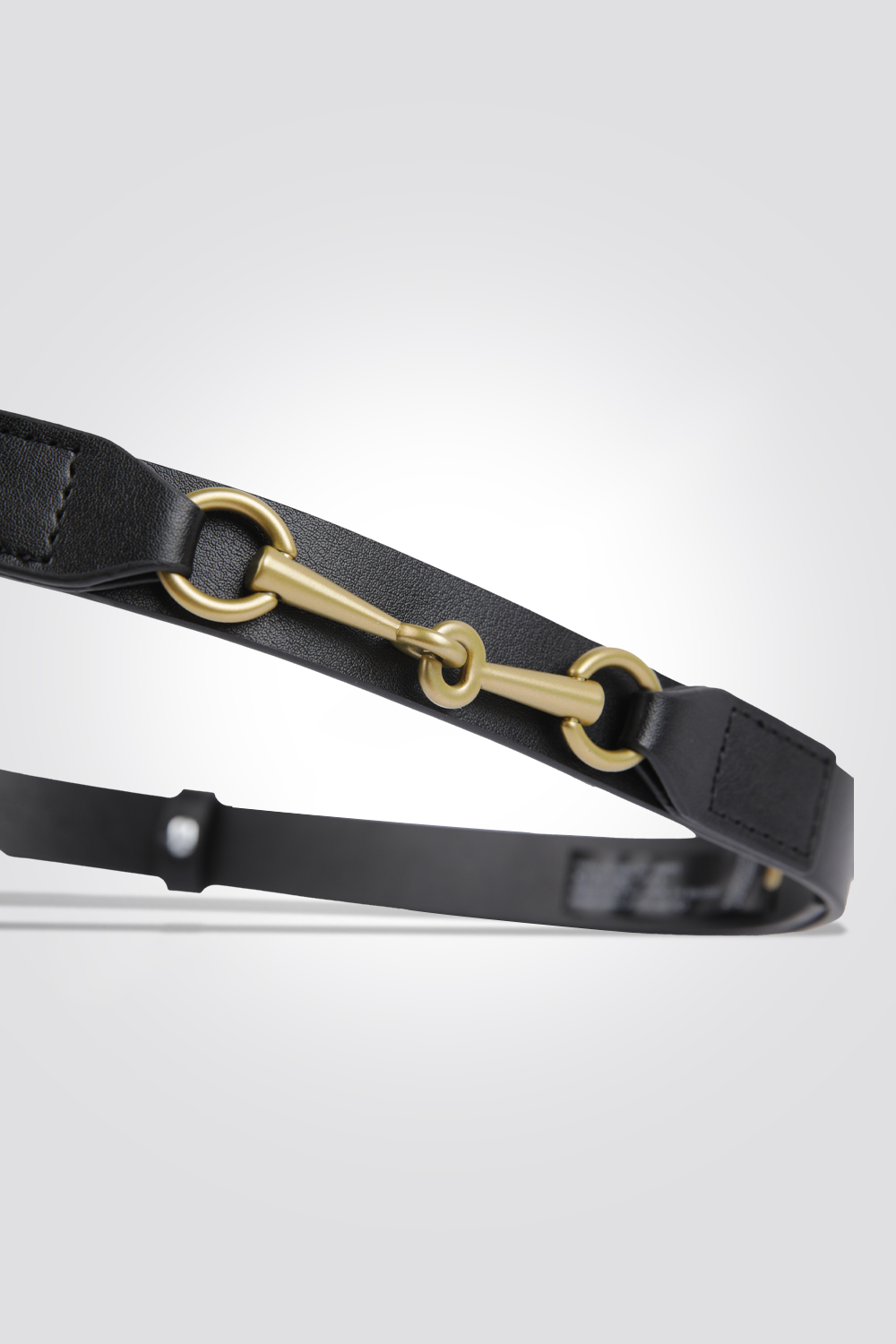 חגורת עור דקה אבזם משולב בצבע שחור