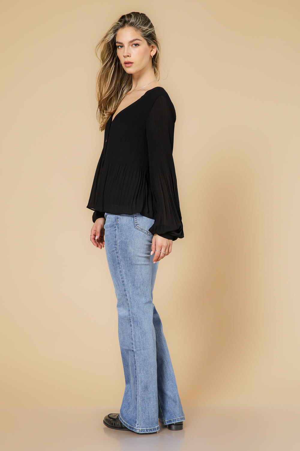 חולצת פליסה שרוול ארוך בצבע שחור