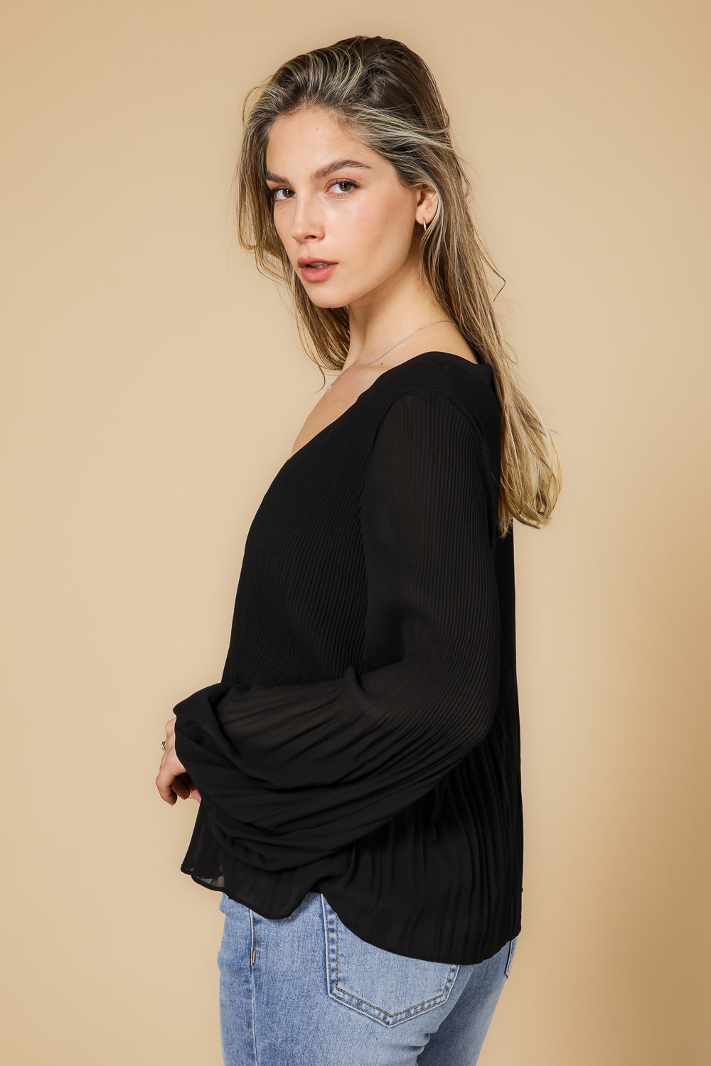 חולצת פליסה שרוול ארוך בצבע שחור