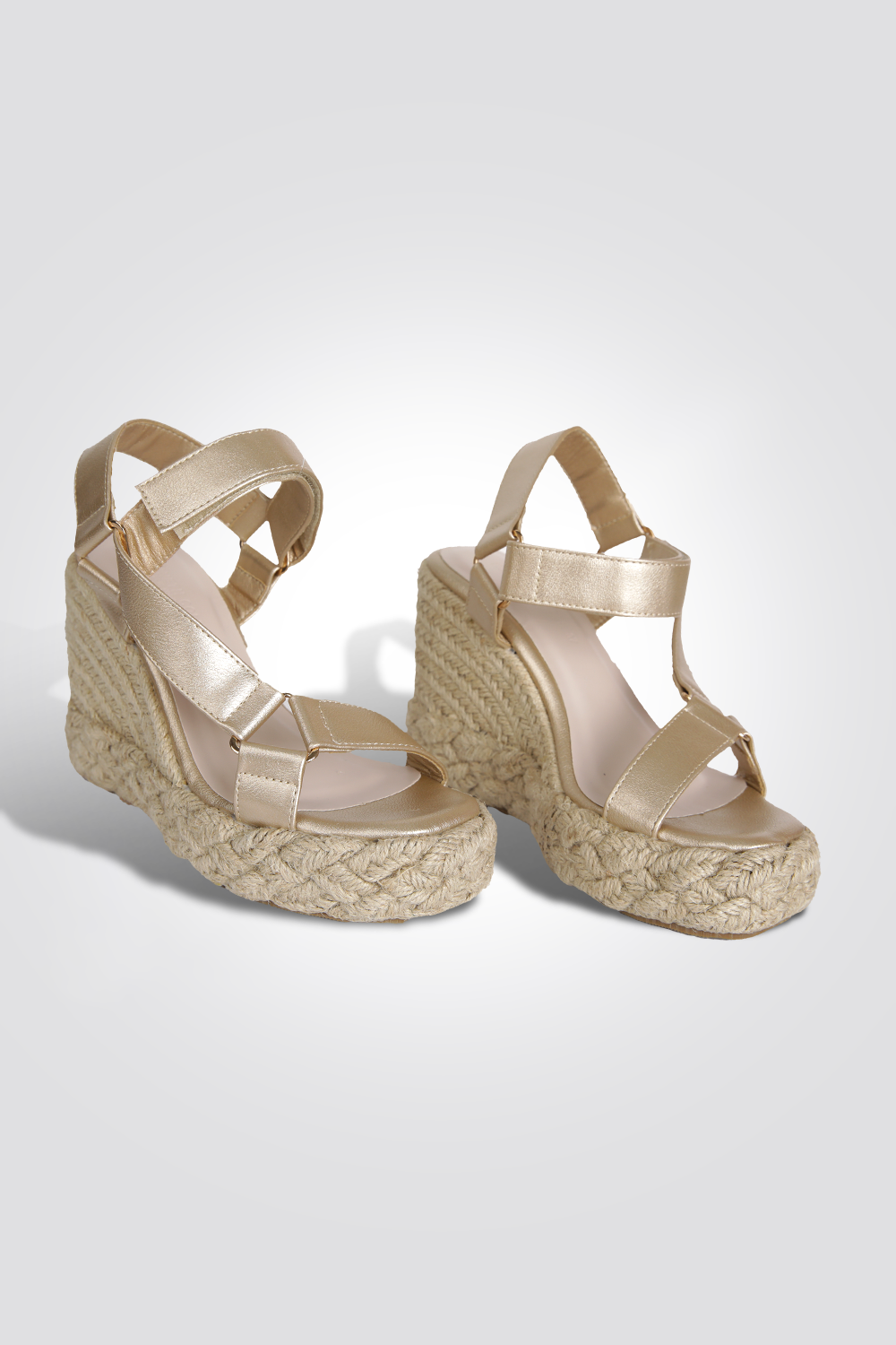 סנדלי פלטפורמה לנשים בצבע זהב