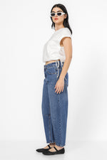 חולצה ללא שרוול בצבע לבן