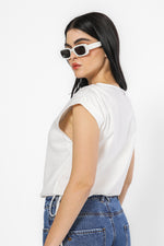 חולצה ללא שרוול בצבע לבן