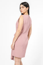 שמלה ללא שרוולים עם קשר בצבע ורוד