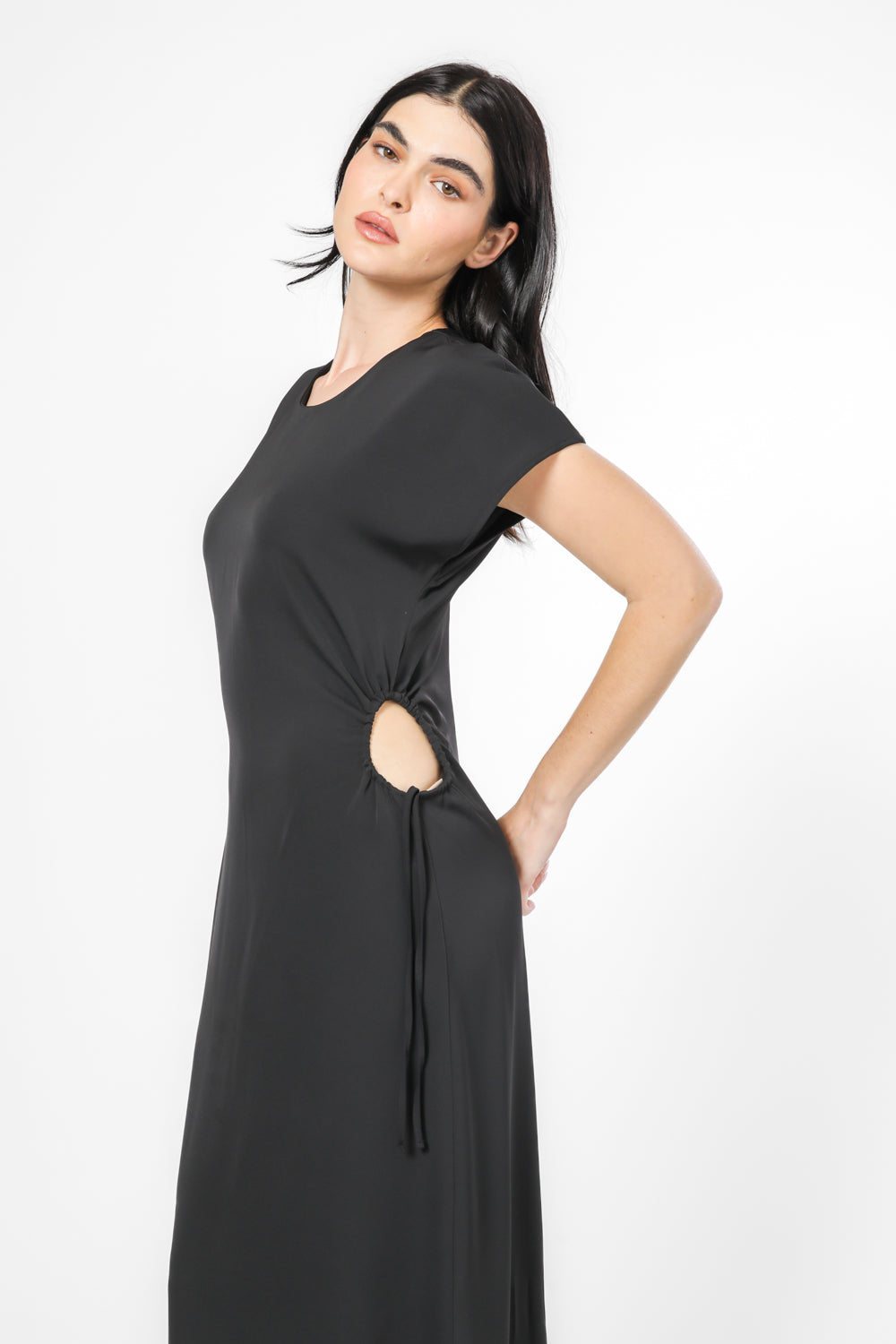 שמלה עם קשירה בצדדים בצבע שחור