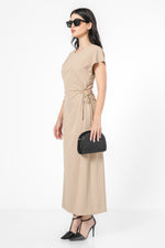 שמלה עם קשירה בצדדים בצבע בז'