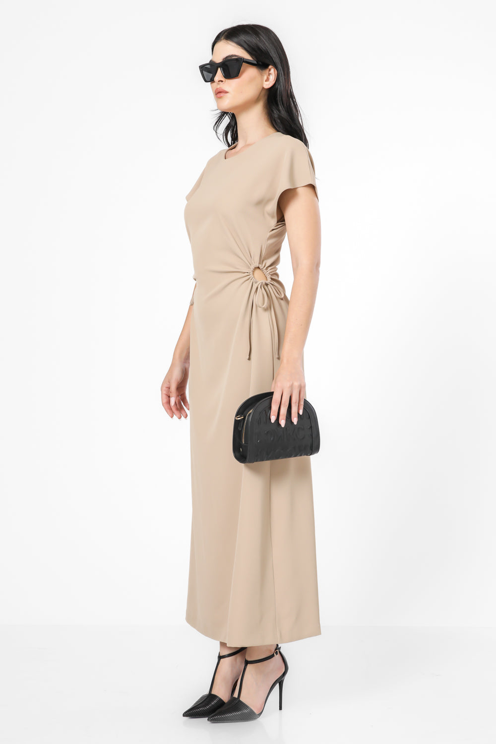 שמלה עם קשירה בצדדים בצבע בז'