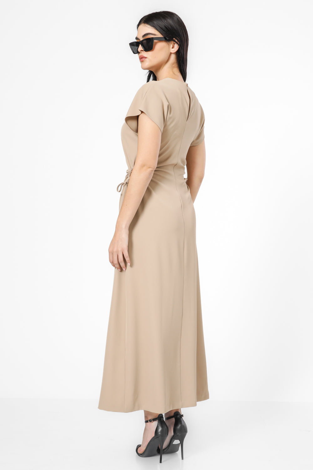 שמלה עם קשירה בצדדים בצבע בז'