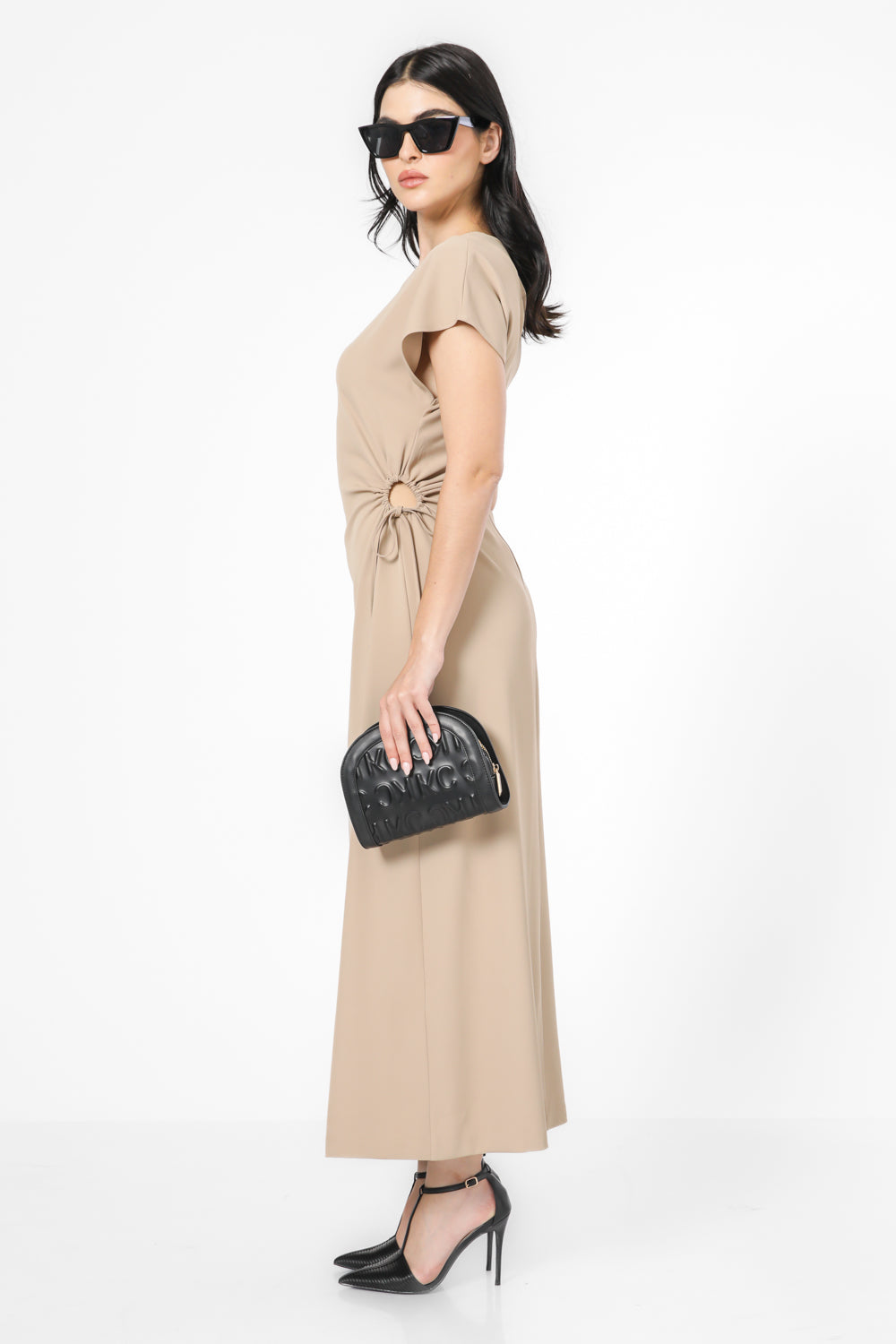 שמלה עם קשירה בצדדים בצבע בז'