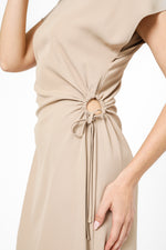 שמלה עם קשירה בצדדים בצבע בז'