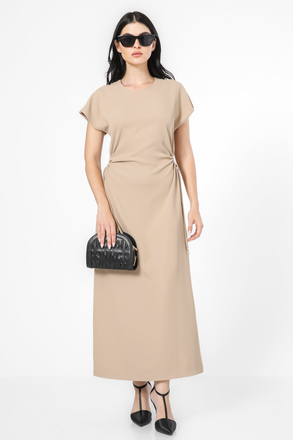 שמלה עם קשירה בצדדים בצבע בז'