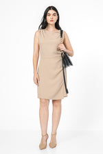 שמלה ללא שרוולים עם קפלים בצבע בז'