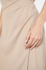 שמלה ללא שרוולים עם קפלים בצבע בז'