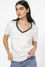 טישירט וי צוארון קונטרסטי בצבע לבן