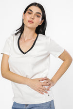 טישירט וי צוארון קונטרסטי בצבע לבן