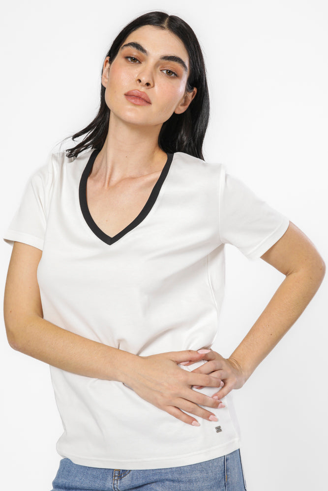 טישירט וי צוארון קונטרסטי בצבע לבן