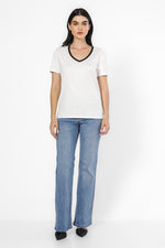טישירט וי צוארון קונטרסטי בצבע לבן