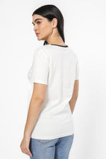 טישירט וי צוארון קונטרסטי בצבע לבן