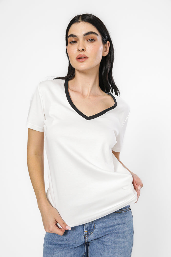 טישירט וי צוארון קונטרסטי בצבע לבן
