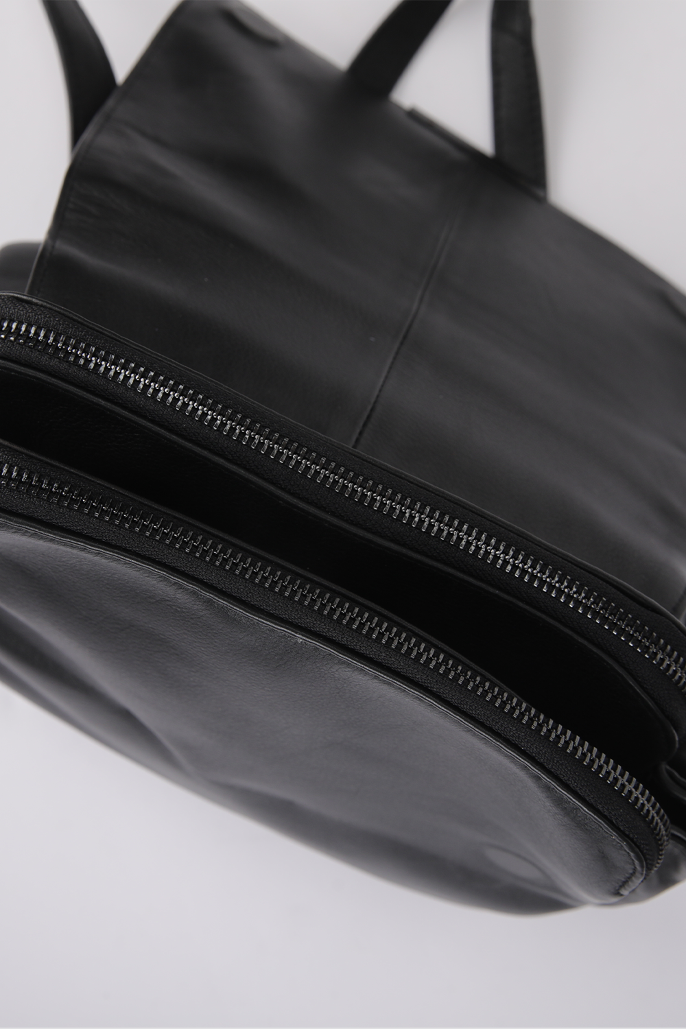 תיק גב עור לנשים בצבע שחור