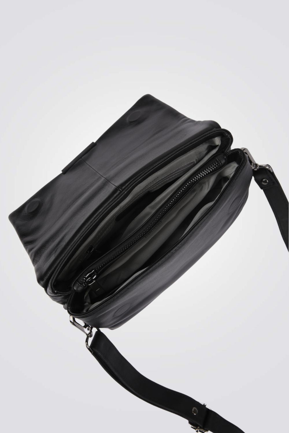 תיק צד לנשים בצבע שחור